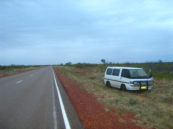 Damit uns die Roadtrains nicht ueberollen haben wir den Mitsu an den Rand geschoben und gewartet, gewartet, gewartet...