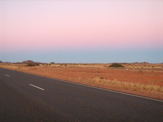 Impressionen...Sonnenaufgang kurz vor Alice Springs