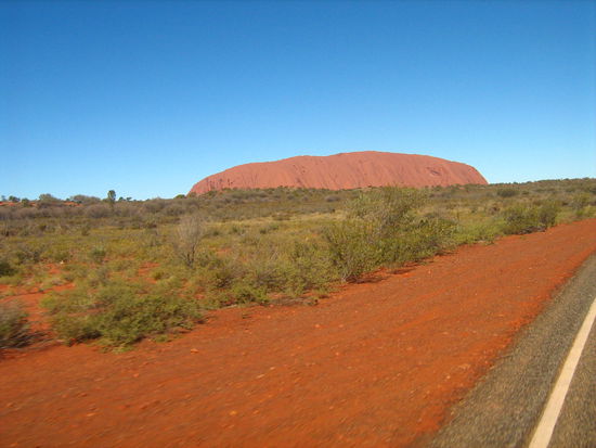 Mitsu on the road - Uluru aus der Ferne