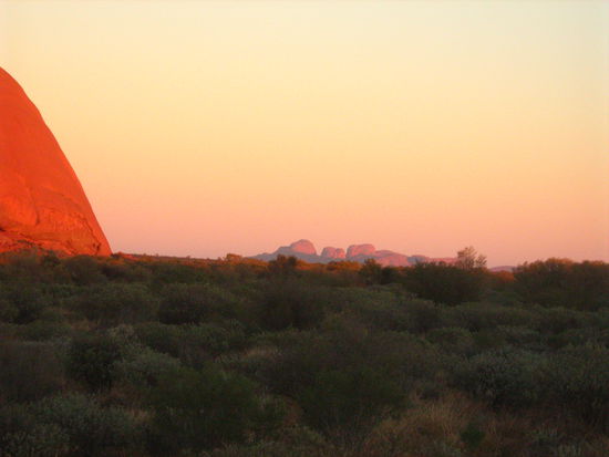Sonnenaufgang am Uluru - "Sunrise" Stimmung.........im Hintergrund Kata Tjuta (Olgas)