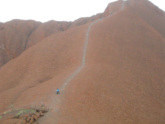 Touris die unbedingt Uluru besteigen muessen...