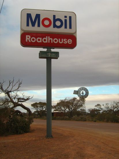 ... und einsame Roadhaueser.