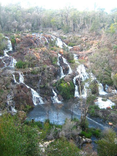 ..und noch mehr Wasser das faellt. 
Broken Falls