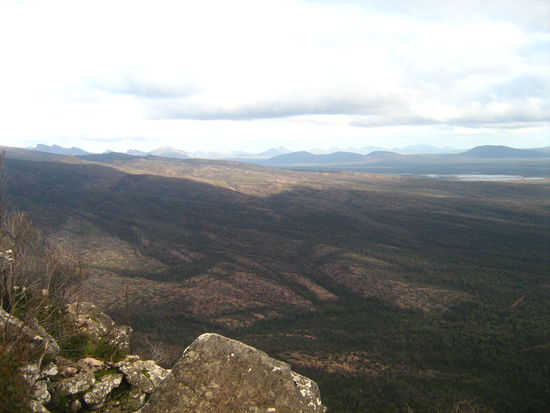 2000 qkm urspruengliches Buschland, Wasserfaelle und vieles mehr fuer Wanderungen in herrlich bergiger Landschaft.