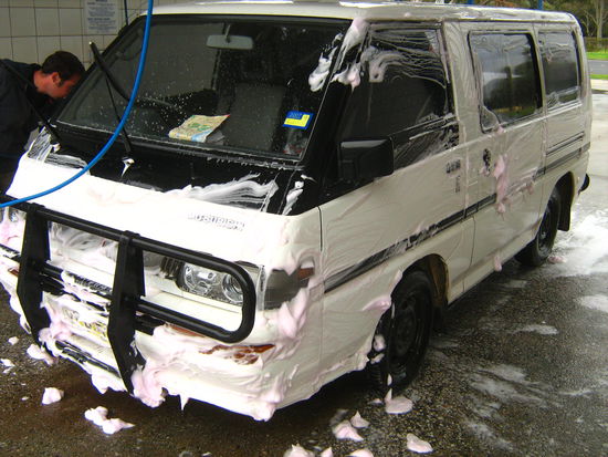 Mitsu in der "do it yourself" Autowaesche mit rosafarbenem Schaum in Fitzroy