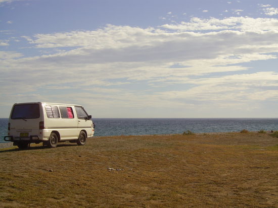 Unser Schlafplatz - das rosa Tuch ist unser Moskitonetz, eine billige Alternative gegenueber den professionellen Fliegengittern... 