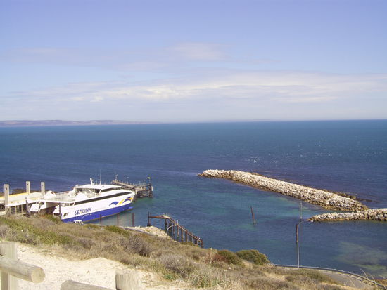 Unsere Faehre - das Foto wurde am Vortag geschossen, es hat wirklich geregnet 
