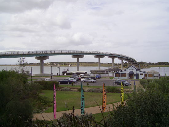 Diese kleine Bruecke verbindet Goolwa mit der Insel Hindmarsh Island, die vom Murray River umgeben ist.