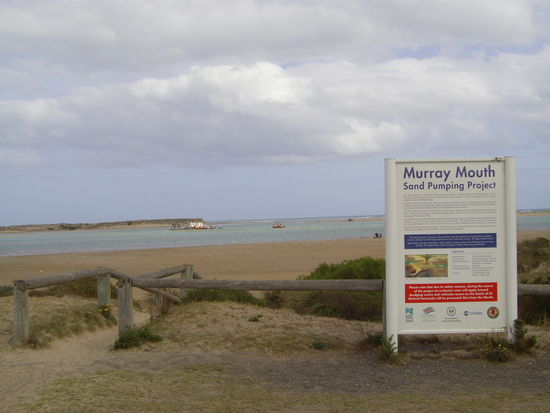 Hier arbeiten Bagger taeglich rund um die Uhr im Wettlauf gegen das Verschlammen der Muendung.