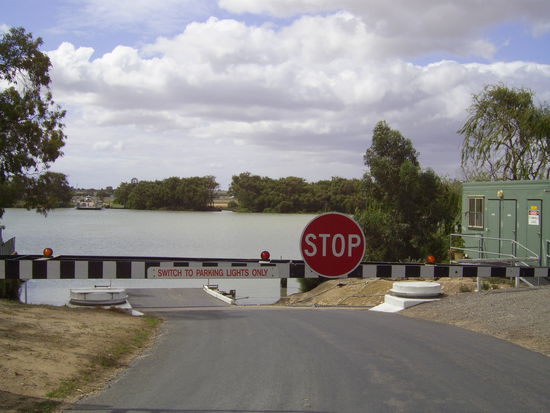 Wieder kreuzten wir den Murray River. An der kostenlosen 24 Stunden Faehre wurden wir nett von einem Deutsch und Russisch sprechenden Faehrman uebergesetzt.
