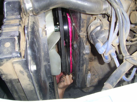 Der Ersatzkeilriemen bietet einen farblichen Kontrast zum Dirtroad-belasteten Motor unseres Mitsus