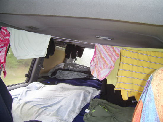 Leider wurde nicht alles trocken auf dem Zeltplatz, sodass wir den Rest auf der im Mitsu gespannten Waescheleine trocknen mussten. Fahrtwindfrisch... 