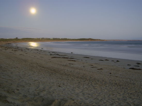 Strand von Warrnambool im Mondschein