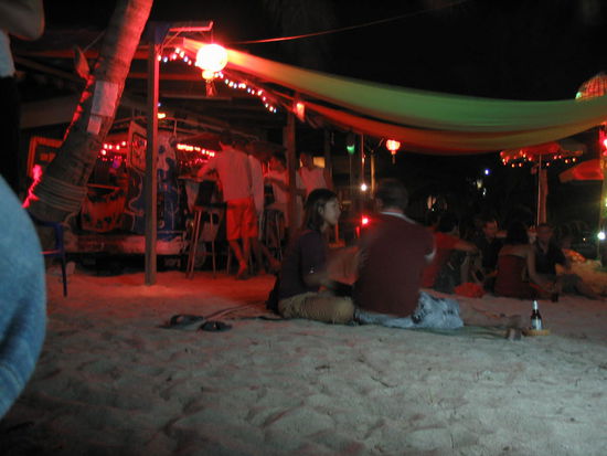 ein alter zur bar ungebauter Dogde
aehnelt einem VW-Bus