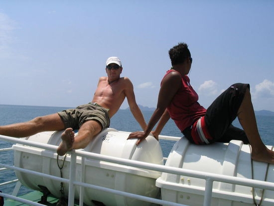 auf dem boot nach chumpon
einfach setzen wie und wo man will
auf dem rettungsboot bestimmt die sicherste aber unbequemste loesung