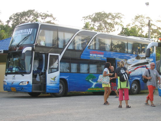 der reisebus,mit ledersitzen,turbo klimaanlage und videoTV,genuegend platz,liegesitzen mit fusststuetze,
trotzdem tat mir der hintern weh