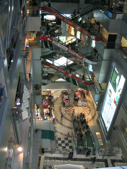 der aufstieg durch bangkoks shoppingmeile