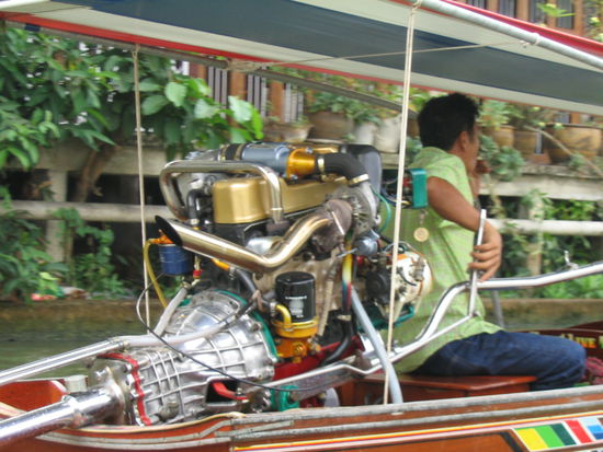 longtail mit turbomotor,und hoert sich hammermaessig an mit dem selbstgebastellten auspuff