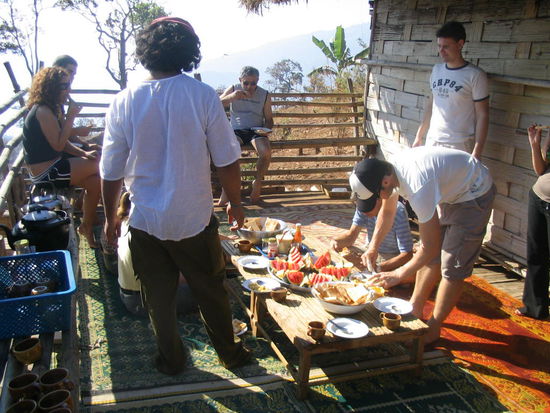 fruehstueck auf der terrasse