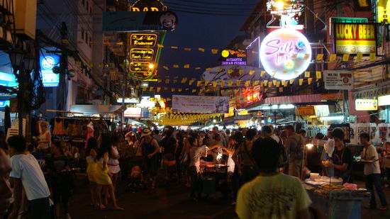 Khao San Road bei Nacht
Endlich normale Menschen!!!