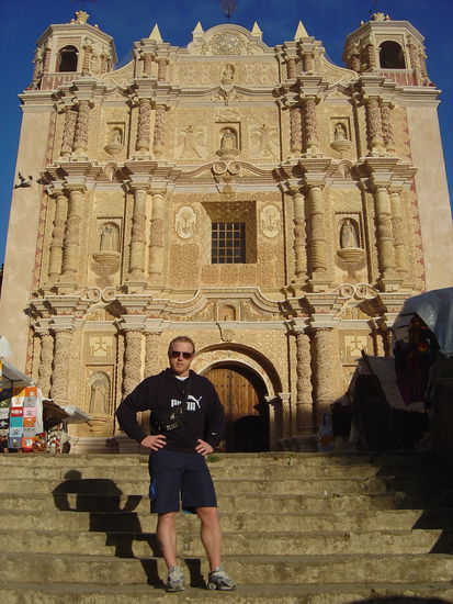 Michi vor einer anderen Kathedrale