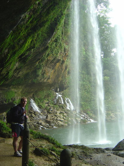 Hinter dem Wasserfall