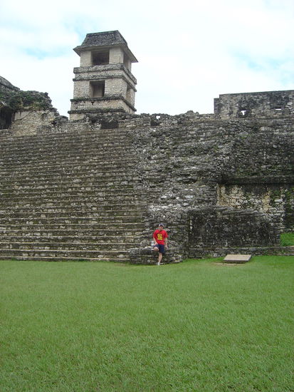Michi vor dem Mayatempel