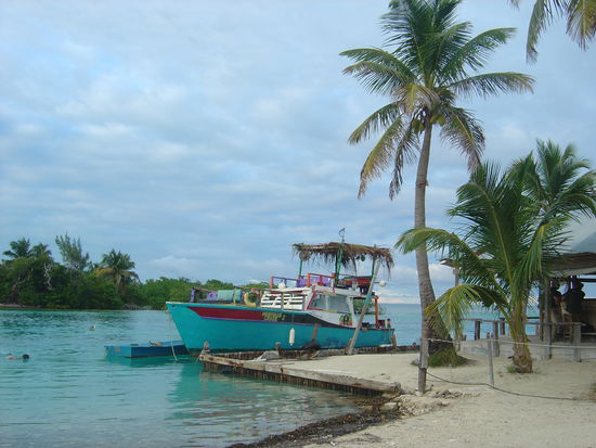 Das Bob-Marley Boot am Ende der Insel