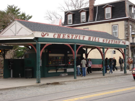 Der stilvolle Bahnhof in Chestnut Hill.