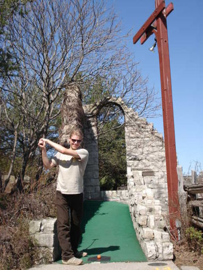 (Mini-)Golfprofi Odermatt beim Abschlag