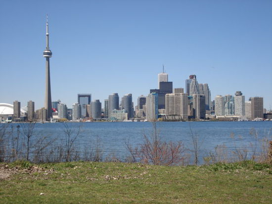 Blick von der Insel auf Toronto - mit dem weltberühmten Fernsehturm - dem CN Tower (mit 553m - das höchste freistehende Bauwerk der Welt!)