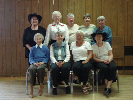 Hinten links steht Linda die Leiterin. Die braungebrannte Dame, 2. sitzend von rechts, ist Carol...