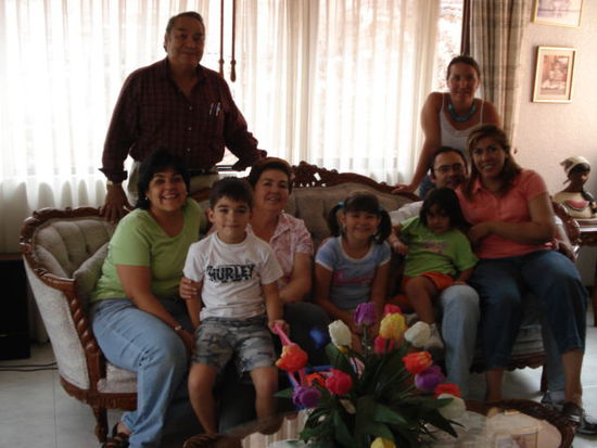 Meine mexikanische Familie: Hinten Papa Juan und Megan (Studentin aus der USA) -v.l. Tochter Susana, Mama Susana + Grosskinder, rechts Sohn Juan Marco mit Frau und Kind.
