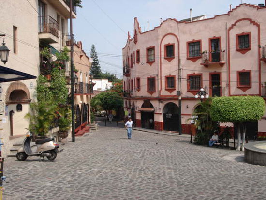 Hier herrscht vorallem nachts reger Trubel und viele kleine Lokale sind in dieser Gasse verborgen.