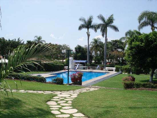 Einfach paradiesisch! All die Ferienhaeuser rundherum haben Zugang zum Pool.