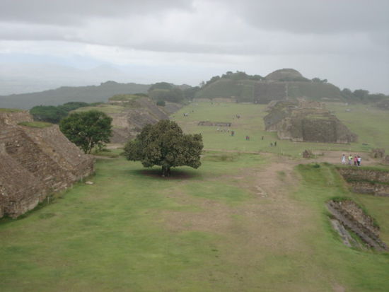 Diese Pyramidenstaette der Zapoteken ist ueber 2500 Jahre alt und wurde ca. 1000n.Chr. von den Mizteken uebernommen.