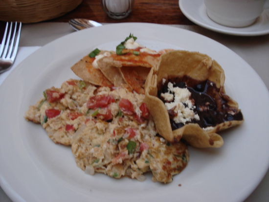 Dieses Ruehreigericht wird so genannt, weil es die Farben der Mexicoflagge enthaelt. (Chilis, Tomaten und Zwiebeln sind drin) Dazu gibt es wie zu allem schwarze Bohnen und Tortillas. Echt empfehlenswert y ¡Muy sabroso!