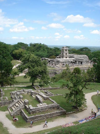Inmitten des Dschungels hatten die Mayas 100 v.Chr. gestartet ihr Reich aufzubauen. Zuerst war's ein kleines Bauerndorf, dass sich ca. 500 n.Chr. zu einem bedeutenden Machtzentrum entwickelte.