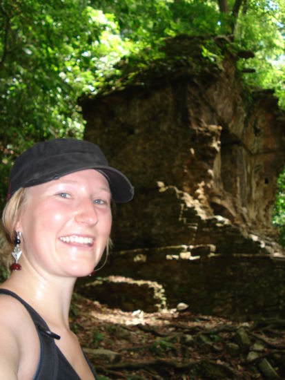 Froeili Stalder beim Tempel des Jaguars. Von hier aus gruesse ich herzlich meine ehemalige Schulklasse (2004-2006).