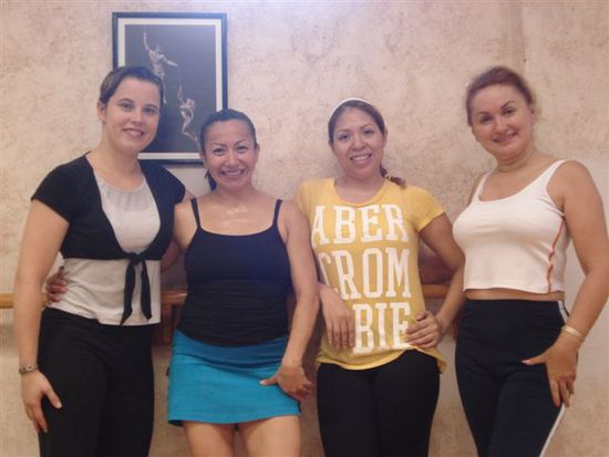 Nach der "Ritmo Latin" Klasse: Nassgeschwitzt und zufrieden
(v.l.Ludivine aus Frankreich, Maribel, Veronika und Astrid -> 3 Vollblutmexikanerinnnen)