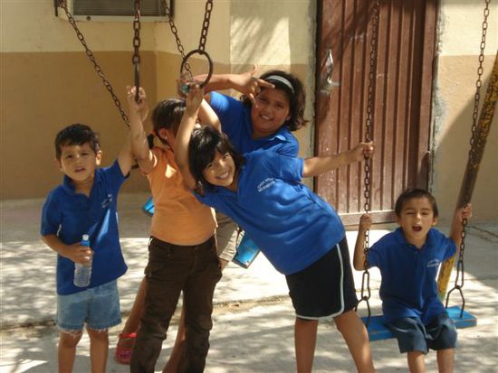 Fünf der gut 60 Kinder, welche in diesem "Casa Hogar" namens "San Vicente" leben. (Hier, sowie auch in der Schule wird eine "Uniform" getragen)