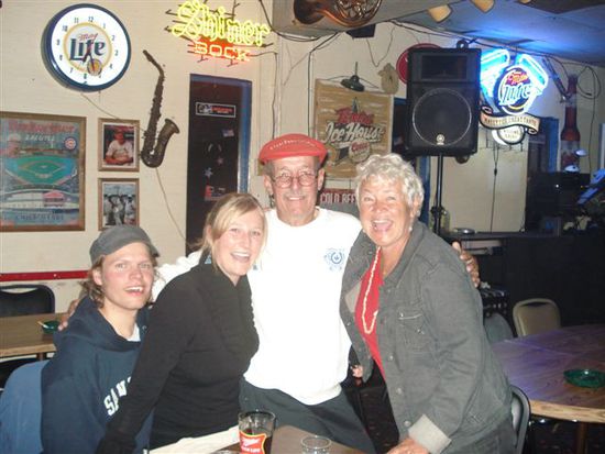 In der typischen, texanischen Kneippe mit Dan und Carolina. Bevor der DJ den Karaokeabend starten konnten, machten wir uns aus dem Staub.