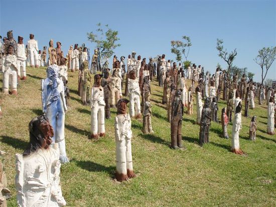 Ein mexikanischer Künstler stellte 2501 Figuren in lebensgrösse her, um das Thema der Immigration ins Bewusstsein zu rufen.