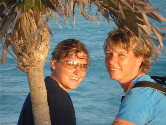 Silvia und Wanda am karibischen Meer.