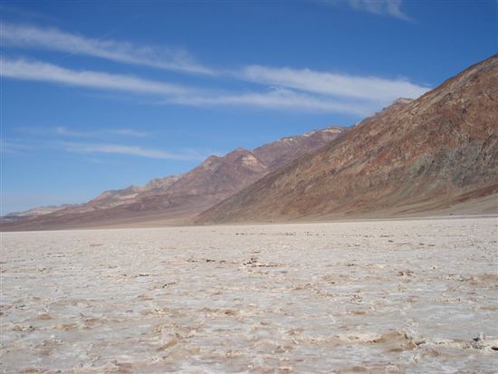 Das Weisse im Vordergrund ist alles Salz.
Hier waren wir am tiefsten Punkt von Amerika: 85 Meter unter Meer!