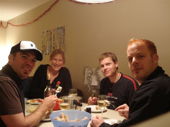 Ein gemütlicher Fondueabend mit Hardy (li), Odi und Felix (re) durfte nicht fehlen.