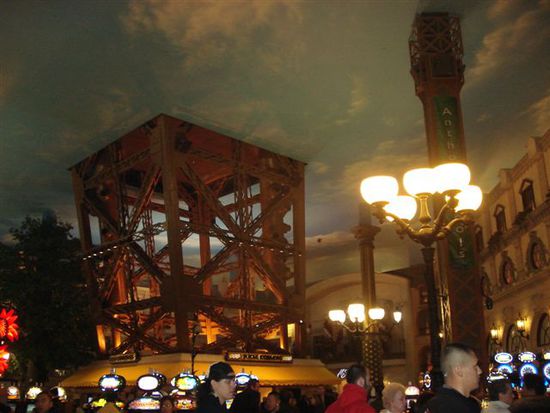 Im Casino "Paris", welches den Eifelturm auf dem Dach trägt, kommen unten die Beine des Turmes heraus. In Vegas stimmt alles, bis ins kleinste Detail! Ans Sparen wird sicherlich nicht gedacht.