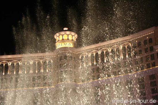 Das Bellagio - bekannt aus "Ozeans Eleven - vor dem Casino tanzen Fontänen zu "Time to say goodbye"