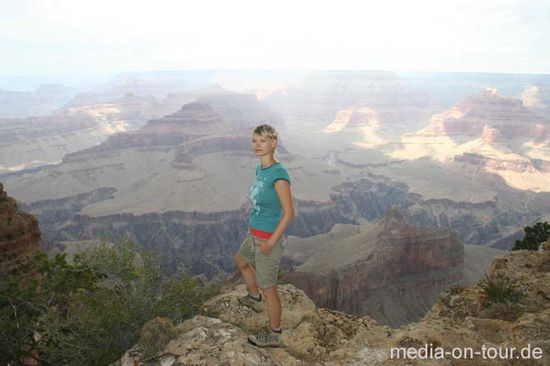 Jenni wirft sich in Pose vor dem Grand Canyon