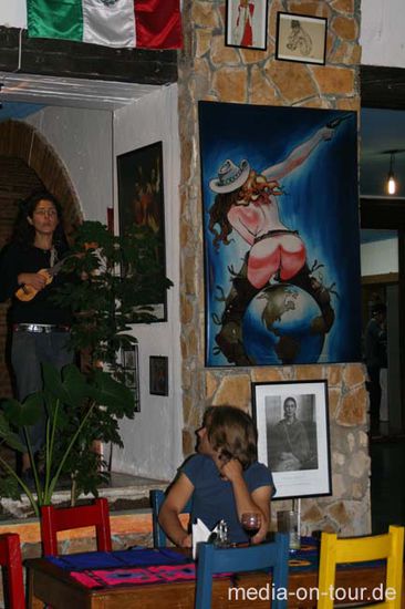 In einer Kneipe in San Cristobal: Wer ist hier wohl interessanter?